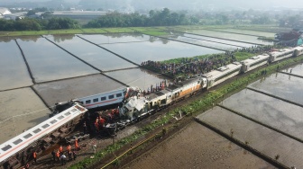 Foto udara kereta api lokal Bandung Raya yang bertabrakan dengan kereta api Turangga di Cicalengka, Kabupaten Bandung, Jawa Barat, Jumat (5/1/2024). [ANTARA FOTO/Raisan Al Farisi/YU]