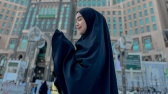 Ria Ricis Tumpahkan Air Mata Saat Berdoa di Depan Ka'bah: Kelihatan Lelah Banget