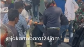 Meringkuk di Jalur Busway, Beredar Video Detik-detik Diduga Saipul Jamil Ditangkap Polisi