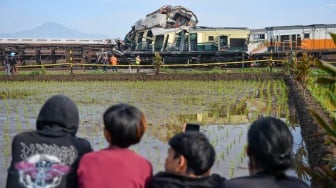 Sejumlah warga melihat kereta api lokal Bandung Raya yang bertabrakan dengan kereta api Turangga di Cicalengka, Kabupaten Bandung, Jawa Barat, Jumat (5/1/2024). [ANTARA FOTO/Raisan Al Farisi/YU]