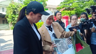 Marissya Icha dan Fitri Salhuteru Jenguk Medina Zein di Penjara Bawa 2 Tas Besar, Apa Isinya?