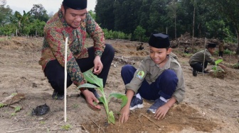 Pj Gubernur Sulsel Ajak Santri Tanam Pisang Cavendish