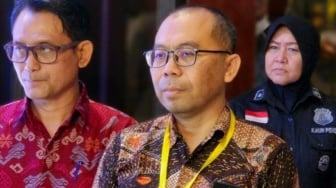 Truk Pengangkut Kertas Suara Pemilu 2024 Terguling di Semarang