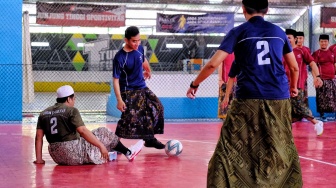 Momen Gibran Main Futsal Sarungan di Cirebon, Nama Punggungnya Curi Perhatian