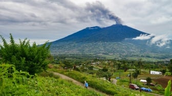 Sebaran Abu Vulkanik Gunung Marapi Berpotensi ke Arah BIM, BMKG Terus Pantau