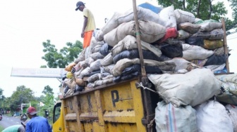 Nasib Ngenes Petugas Sampah Purwakarta, Enam Tahun Kerja Tak Pernah Naik Gaji