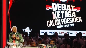 Capres nomor urut tiga, Ganjar Pranowo memberikan pemaparan saat Debat Capres Ketiga di Istora Senayan, Jakarta, Minggu (7/1/2024). [Suara.com/Alfian Winanto]