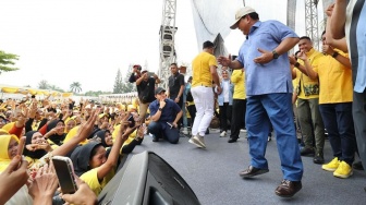 Kompak Unggah Aktivitas Sehat Jelang Debat; Prabowo Goyang Gemoy, Gibran 'Samsul' Futsal Bareng Gus-gus