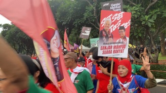 Puluhan Pendukung Ganjar-Mahfud Geruduk Istora Senayan Jelang Debat Capres