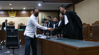 Terdakwa mantan pejabat Ditjen Pajak Kementerian Keuangan Rafael Alun Trisambodo (tengah) saat menjalani sidang putusan di Pengadilan Tipikor, Jakarta, Senin (8/1/2024). [Suara.com/Alfian Winanto]