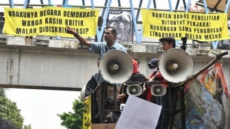 Direktur Lokataru Haris Azhar (kiri) menyapa pendukungnya usai sidang putusan di Pengadllan Negeri (PN) Jakarta Timur, Senin (8/1/2024). Majelis Hakim PN Jaksel memvonis bebas Haris Azhar dan Fatia Maulidiyanti pada kasus pencemaran nama baik terhadap Luhut. [ANTARA FOTO/ Fakhri Hermansyah].