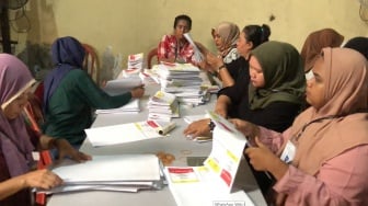 Penyortir Surat Suara Pemilu 2024 di Bekasi: Lipat 5000 Lembar Dibayar Rp200 Ribu per Hari