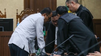 Terdakwa mantan pejabat Ditjen Pajak Kementerian Keuangan Rafael Alun Trisambodo (tengah) saat menjalani sidang putusan di Pengadilan Tipikor, Jakarta, Senin (8/1/2024). [Suara.com/Alfian Winanto]