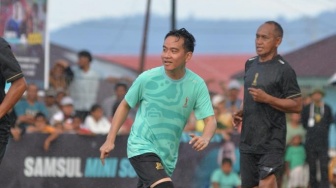 Main Bola Bareng Raffi Ahmad di Maluku, Rambut Baru Gibran Lepek Kena Hujan