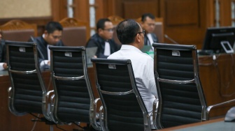 Terdakwa mantan pejabat Ditjen Pajak Kementerian Keuangan Rafael Alun Trisambodo (tengah) saat menjalani sidang putusan di Pengadilan Tipikor, Jakarta, Senin (8/1/2024). [Suara.com/Alfian Winanto]