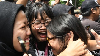 Mantan Koordinator KontraS Fatia Maulidiyanti (kanan) menemui pendukungnya usai sidang putusan di Pengadllan Negeri (PN) Jakarta Timur, Senin (8/1/2024). Majelis Hakim Pengadilan Negeri (PN) Jakarta Timur memvonis bebas Haris Azhar dan Fatia Maulidiyanti. [ANTARA FOTO/ Fakhri Hermansyah].