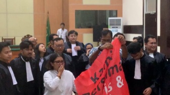 Haris Azhar dan Fatia Menangis di Ruang Sidang Usai Vonis Bebas Kasus Lord Luhut