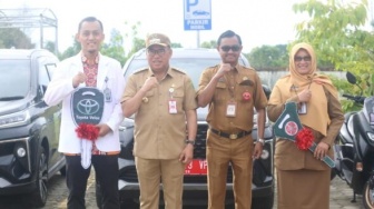 Pj Bupati PPU Serahkan Mobil Dinas untuk Dokter Spesialis