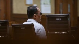 Terdakwa mantan pejabat Ditjen Pajak Kementerian Keuangan Rafael Alun Trisambodo (tengah) saat menjalani sidang putusan di Pengadilan Tipikor, Jakarta, Senin (8/1/2024). [Suara.com/Alfian Winanto]