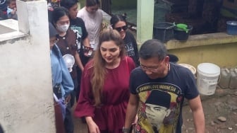 Tampil Cantik Pakai Baju Merah, Ashanty Setia Dampingi Anang Hermansyah Blusukan di Gunungsindur Bogor