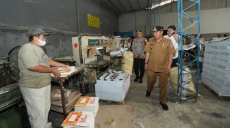 Pj Gubernur Sulsel Bahtiar Baharuddin Cek Kesiapan Logistik Pemilu di Kota Makassar