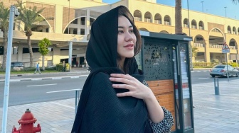 Berangkat Umrah, Aaliyah Massaid Tampil Tertutup dengan Dress Rp1,1 Juta