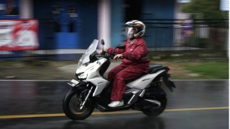 Sering Kehujanan? Ini 5 Tips agar Tetap Sehat meski Motoran Tiap Hari