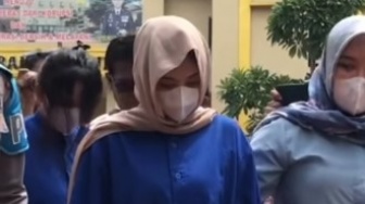 Saat Polisi Giring Selebgram Cantik Pakai Kerudung Gegara Promosi Judi Online: Terancam 10 Tahun Penjara