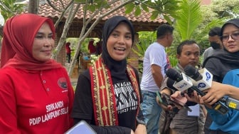 Dicurhati Warga Saat Kampanye di Lampung, Atikoh Istri Ganjar Ingatkan Bahaya Rayuan Pinjol