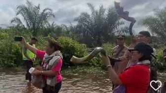 Tiup-tiup Terompet, Pawang Banjir di Jalan Lintas Timur Pelalawan Bukan Warga Riau