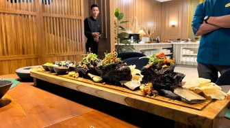 Ingin Santap Iga Bakar dan BBQ Assorted Seafood di Atas Papan Sepanjang 1 Meter, Coba Di Sini