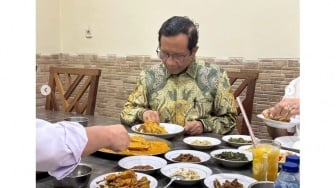 Kangen Berat! Mahfud MD Makan Sambal Ganja di Rumah Makan Medan Baru