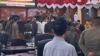 Beredar Video Ribut di Gedung DPRD Kabupaten Solok, Seorang Pria Tendang Meja hingga Pecahkan Pot Bunga