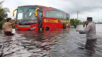 Bus Mogok Terjebak Banjir di Jalan Lintas Timur, Sorek ke Pangkalankerinci Macet Parah