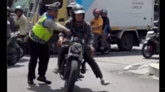 Momen Polisi Terseret-seret saat Tertibkan Pengguna Knalpot Brong, Temannya Jadi Tumbal