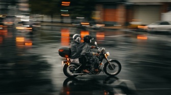 Tips Tepat Gunakan Helm saat Terjang Hujan, Biar Nyawa Aman dari Bahaya