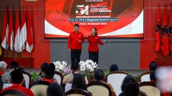 Penyanyi sekaligus Kader PDI Perjuangan Harvey Malaihollo (kiri) dan Krisdayanti (kanan) bernyanyi saat perayaan HUT ke-51 PDIP di Sekolah Partai Lenteng Agung, Jakarta, Rabu (10/1/2024). [Suara.com/Alfian Winanto]
