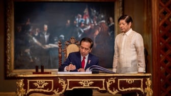 Presiden Indonesia Joko Widodo, bersama Presiden Filipina Ferdinand Marcos Jr. mengunjungi buku tamu saat kunjungannya di Istana Malacanang, di Manila, Filipina, Rabu (10/1/2024). [Ezra Acayan/Pool/AFP]