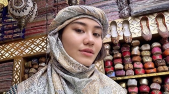 Tampil Tanpa Makeup, Wajah Polos Aaliyah Massaid saat Umrah Terlihat Cantik Natural