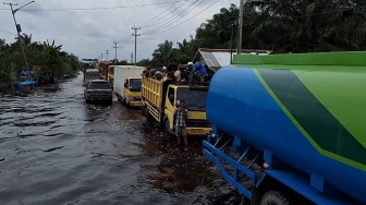 Banjir Jalintim Desa Kemang Pelalawan Sudah Surut, Kendaraan Bisa Melintas