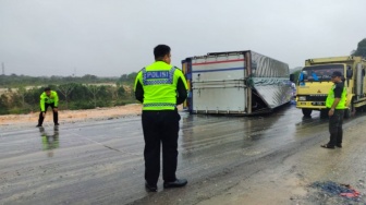 Rem Blong? Truk Pasir Ngamuk di Padang Pariaman, Hantam 4 Kendaraan Sekaligus