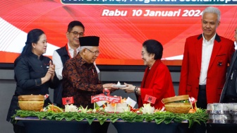 Ketua Umum PDI Perjuangan Megawati Soekarnoputri (kanan) memberikan nasi tumpeng kepada Wakil Presiden Ma'ruf Amin (kiri) saat perayaan HUT ke-51 PDIP di Sekolah Partai Lenteng Agung, Jakarta, Rabu (10/1/2024). [Suara.com/Alfian Winanto]
