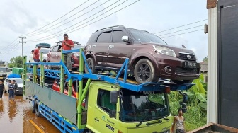 Pengendara Terjebak Macet di Banjir Jalintim Pelalawan, Warga Bagikan Nasi Bungkus