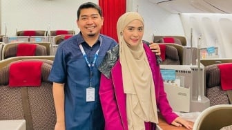 Tajir Melintir, Ustaz Solmed dan April Jasmine Rayakan Anniversary Pernikahan dengan 'Sederhana'