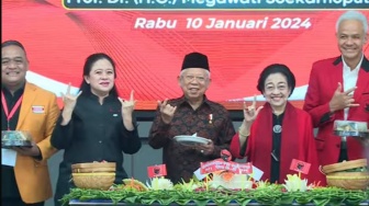 Pose Bareng Megawati dan Elite Parpol Pendukung Ganjar, Ma'ruf Amin Tunjukan Salam Metal