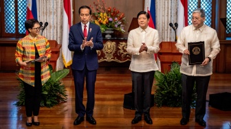 Presiden Indonesia Joko Widodo (kedua kiri) dan Presiden Filipina Ferdinand Marcos Jr (kedua kanan) bersama Menteri Luar Negeri Indonesia Retno Marsudi (kiri) dan Menteri Luar Negeri Filipina Enrique Manalo (kanan) saat berkunjung ke Istana Malacanang, di Manila, Filipina, Rabu (10/1/2024). [Ezra Acayan/Pool/AFP]