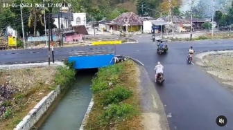 Sial! Pemotor Nyemplung ke Sungai saat Hendak Berbelok