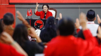 Ketua Umum PDI Perjuangan Megawati Soekarnoputri menyampaikan pidato politiknya saat perayaan HUT ke-51 PDIP di Sekolah Partai, Lenteng Agung, Jakarta, Rabu (10/1/2024). [Suara.com/Alfian Winanto]