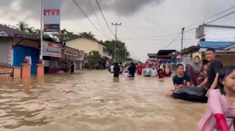 Pemprov Kalbar Salurkan 62,47 Ton Beras untuk Korban Banjir di Landak