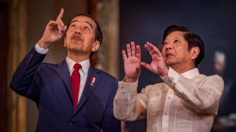 Presiden Indonesia Joko Widodo, bersama Presiden Filipina Ferdinand Marcos Jr. saat kunjungannya di Istana Malacanang, di Manila, Filipina, Rabu (10/1/2024). [Ezra Acayan/Pool/AFP]